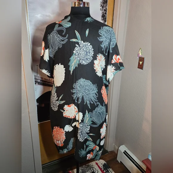 OSFM NWOT Boutique Kimono 37.5Long 34.5ptp Blk Floral Raw Fringe Hem Soft! - Picture 2 of 13